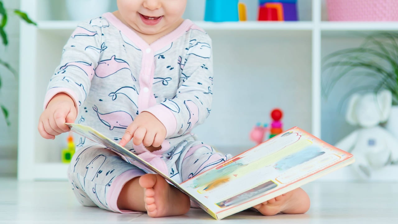 赤ちゃんの読み聞かせはいつから始める？