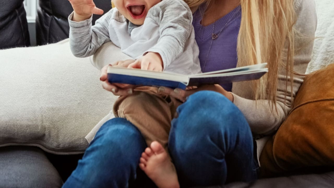 赤ちゃんに読み聞かせをするメリットは？