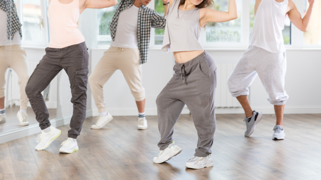 ヒップホップダンスとは？特徴や基本的なステップ、おすすめのスクールを紹介