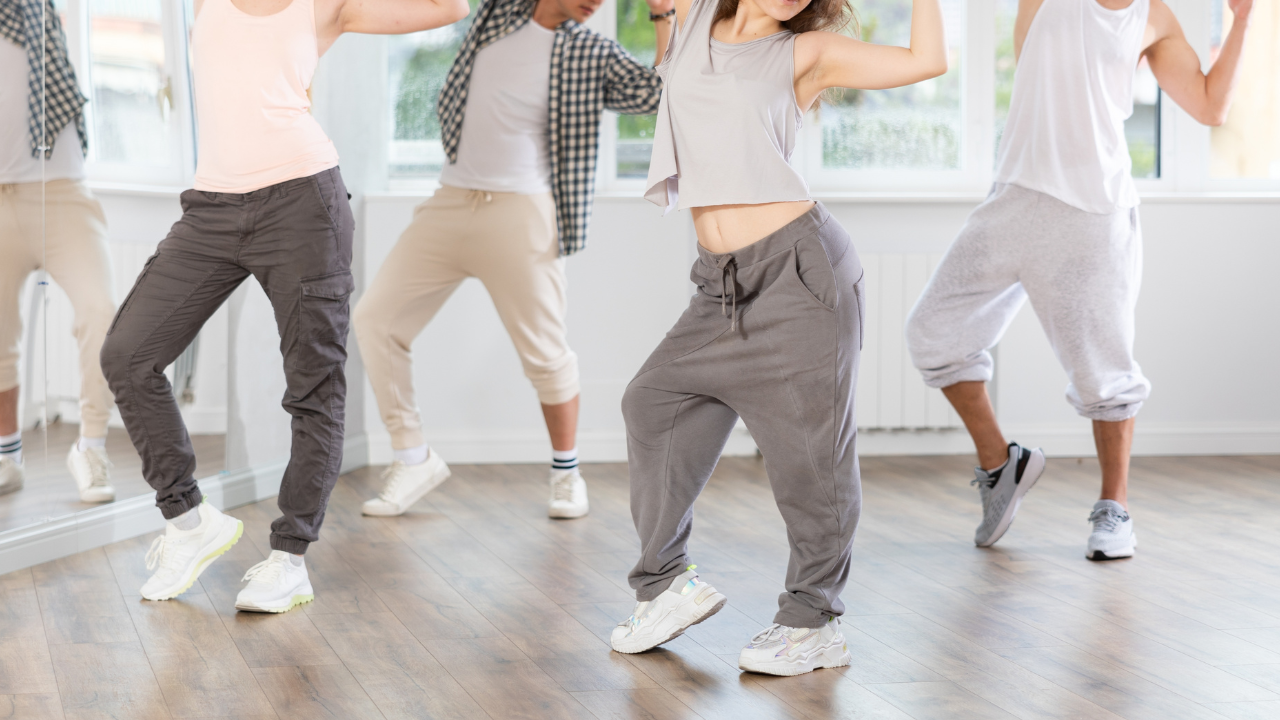 ヒップホップダンスとは？特徴や基本的なステップ、おすすめのスクールを紹介