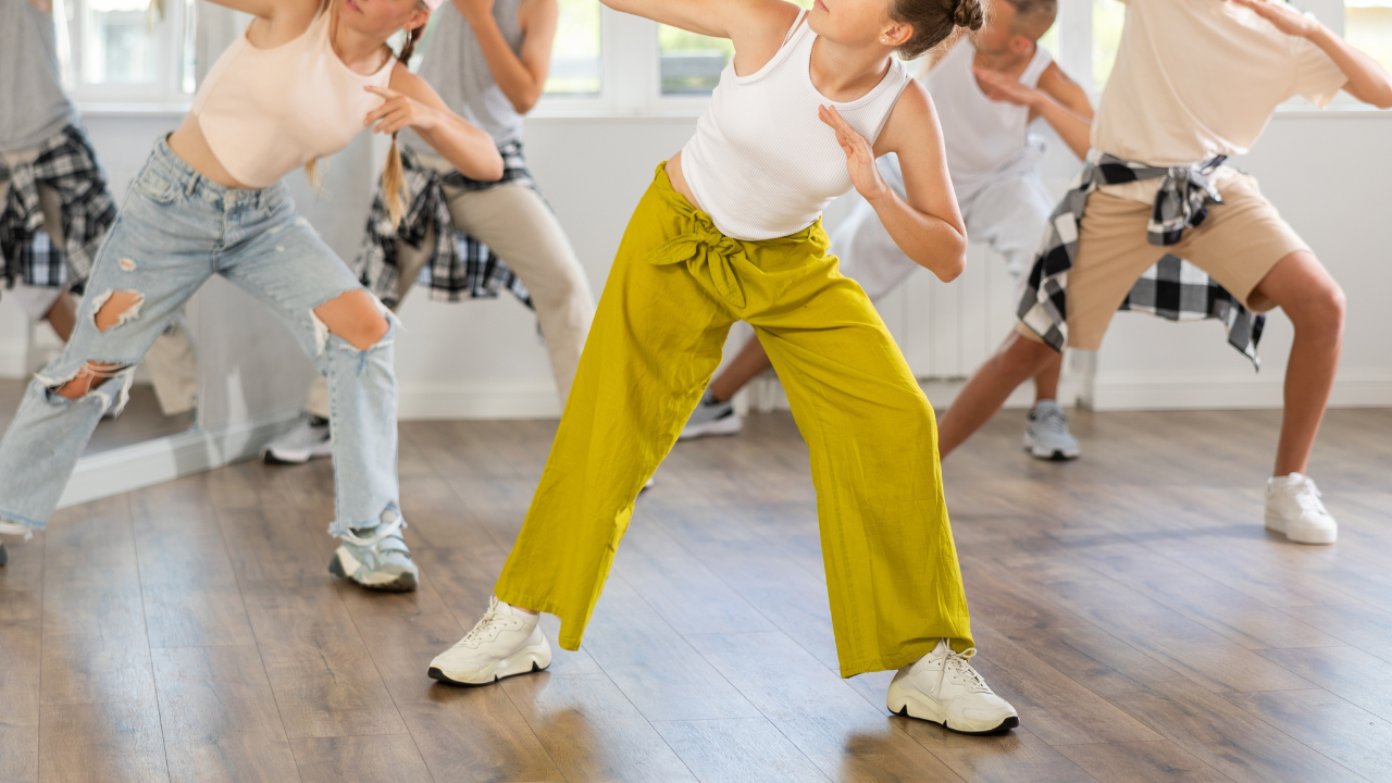 ロックダンスの基本とは？特徴やヒップホップとの違い、ステップなど徹底解説