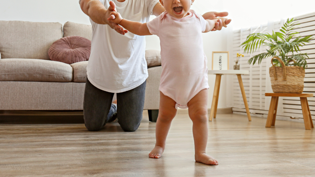 赤ちゃんのつかまり立ちはいつから始まる？時期の目安や練習方法を紹介