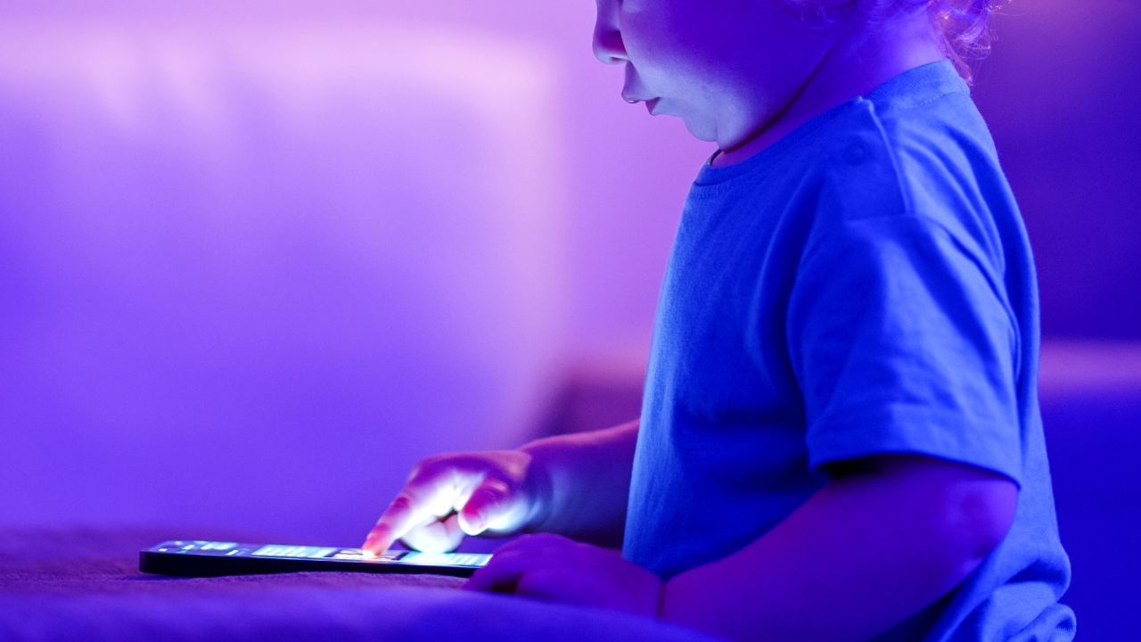 赤ちゃんのスマホ利用が与える影響や電磁波との関係、安全な使い方・距離について解説