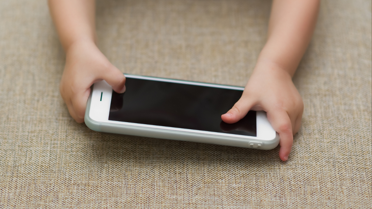 赤ちゃんの一人遊びにスマホを使うリスク