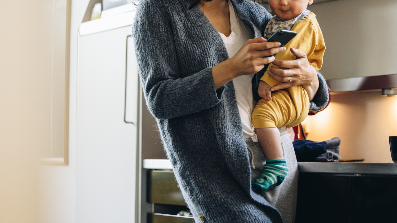 赤ちゃんとスマホの安全な使い方や距離