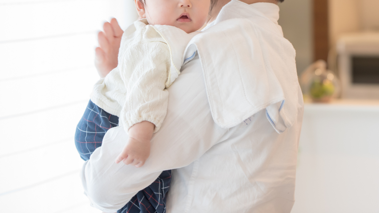 赤ちゃん（新生児）のゲップの出し方