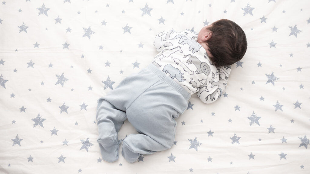 赤ちゃんの寝返りはいつから？始まる兆候や気を付けるべきことを紹介