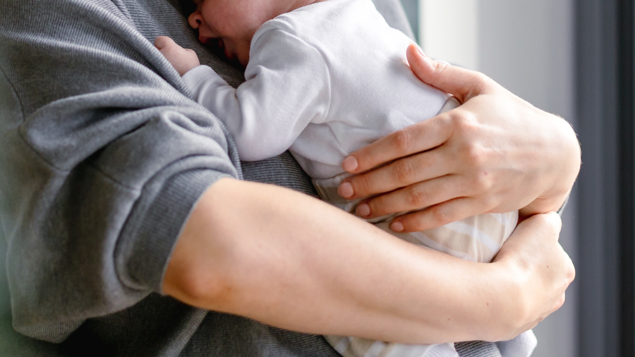 赤ちゃんの首座りはいつ？首が座る目安の時期や見分け方について紹介