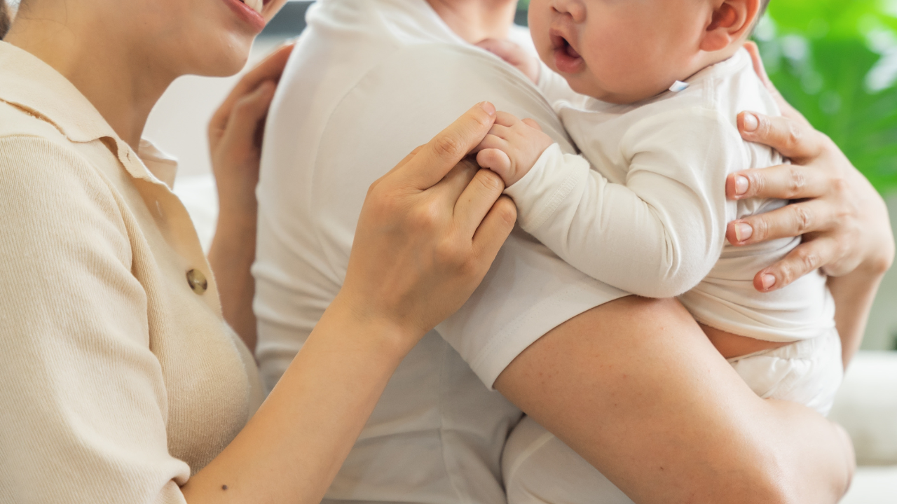 モロー反射は生後間もない赤ちゃんに見られる正常な反応