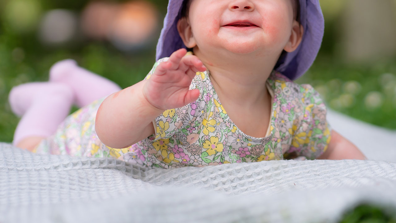 寝返りは生後4〜5ヶ月が目安！サポートしてあげよう