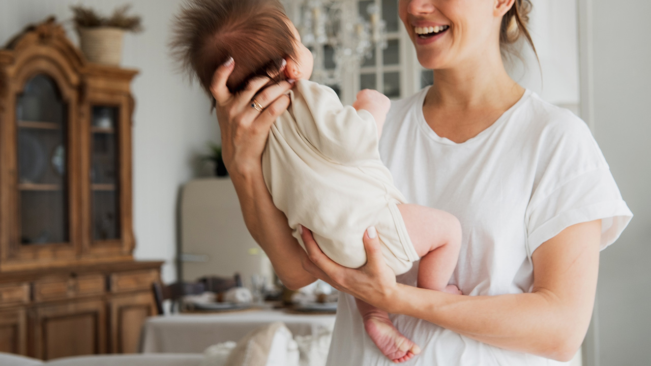 【生後1ヶ月】赤ちゃんの体重やミルクの量・授乳間隔、睡眠時間など成長状態を解説