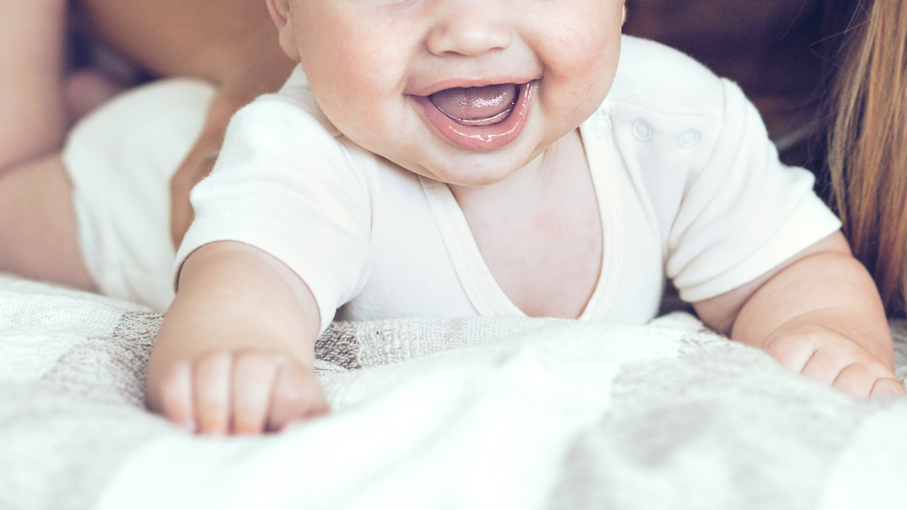 赤ちゃんはいつから首が座る？