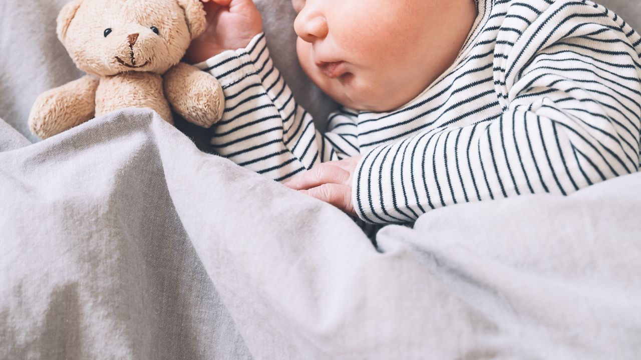 【生後4ヶ月】赤ちゃんの体重やミルクの量・授乳間隔、睡眠時間など成長状態を解説