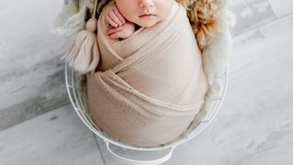 ニューボーンフォトはいつまで？セルフ撮影で必要なアイテムや撮影方法を紹介