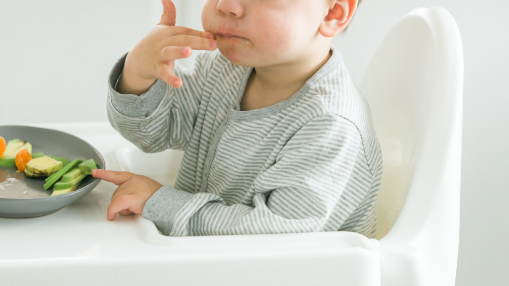 赤ちゃんの手づかみ食べはいつからいつまで？おすすめの食べ物や手づかみ食べのポイントを紹介