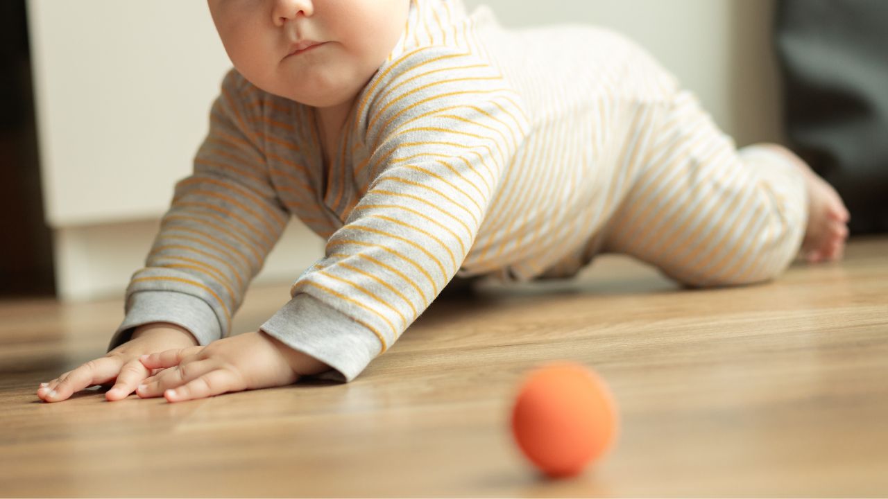 【生後8ヶ月】赤ちゃんの離乳食・ミルクの量や体重、睡眠時間など成長状態を解説