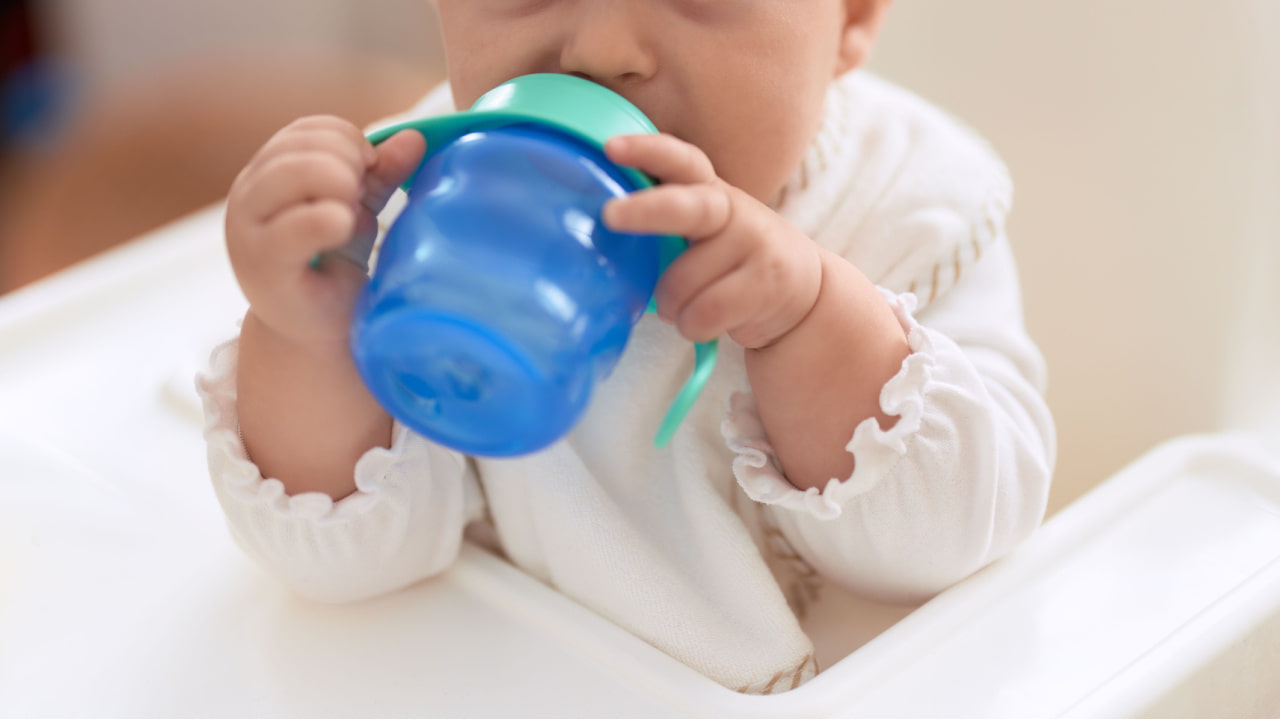 赤ちゃんの麦茶デビューを見守ろう!