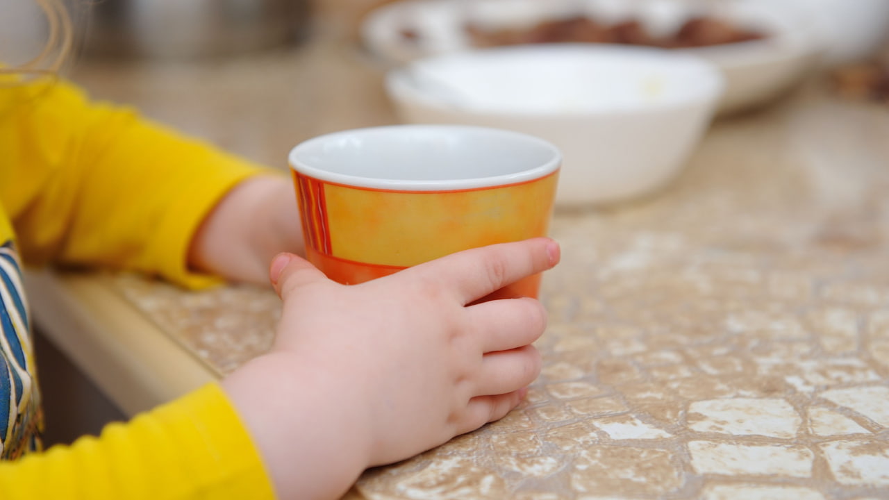 赤ちゃんに麦茶を飲ませる温度・量・タイミングの目安
