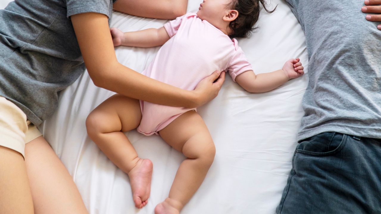 赤ちゃんとの添い寝はいつから始める？メリット・デメリットについても紹介