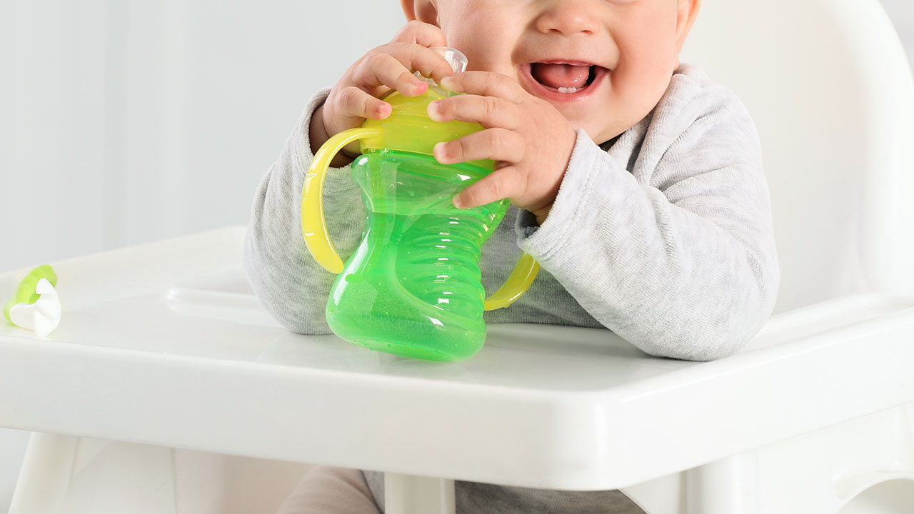 赤ちゃんのコップ飲み練習はいつからか知っておこう