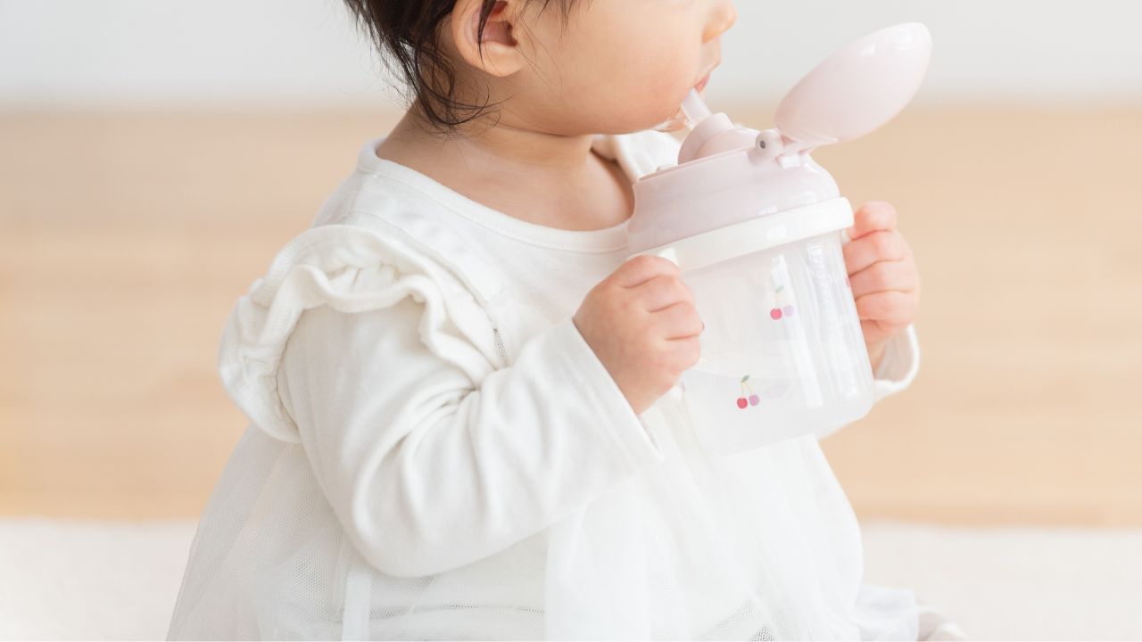 赤ちゃんのストローマグはいつからいつまで？練習方法や注意するポイントも解説