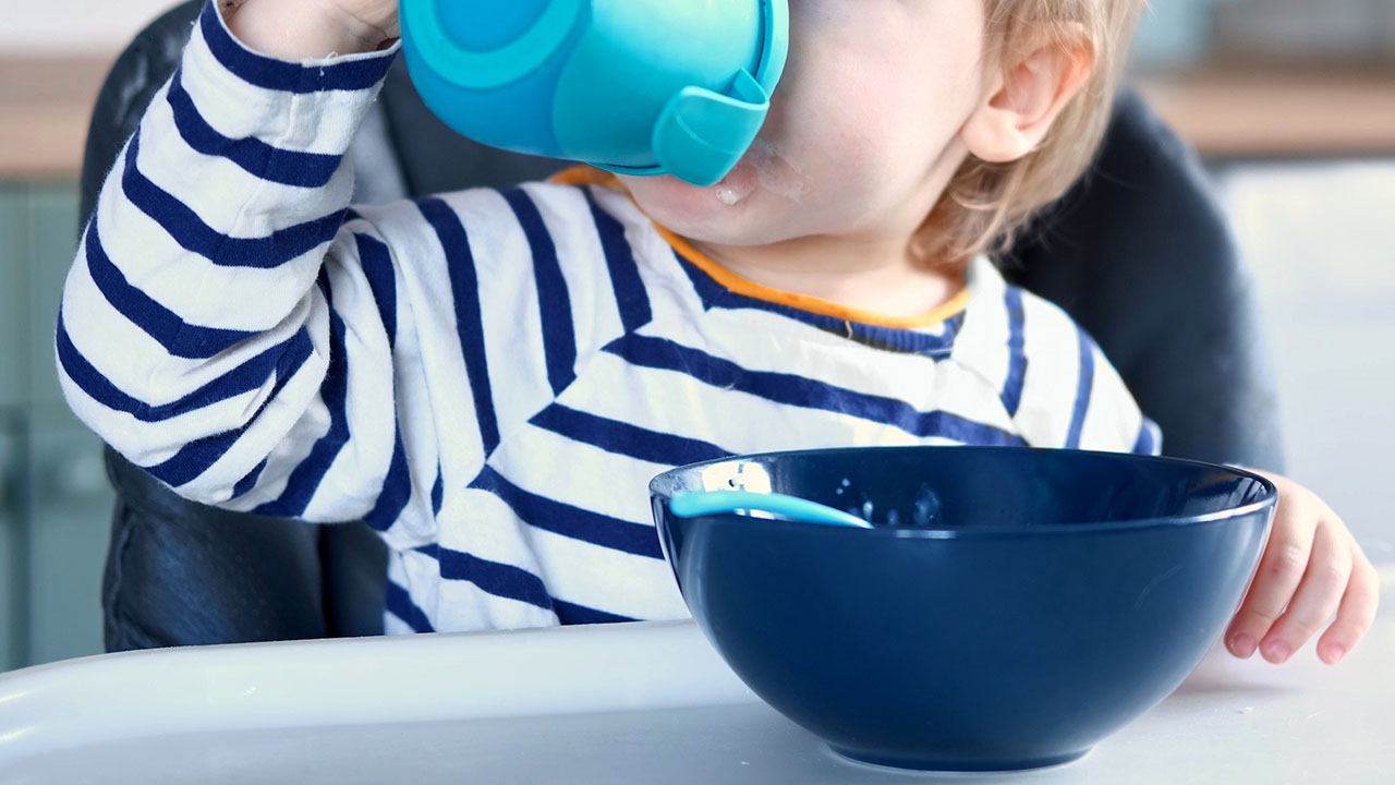 赤ちゃんのコップ飲み練習はいつから?