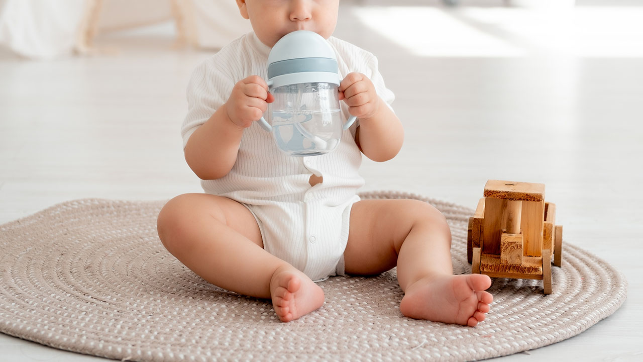 赤ちゃんのコップ飲みの練習方法