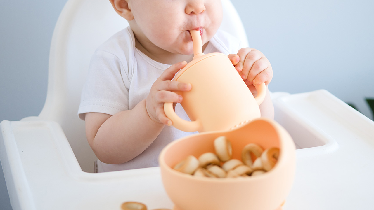 コップ飲みとストローはどちらから始める?