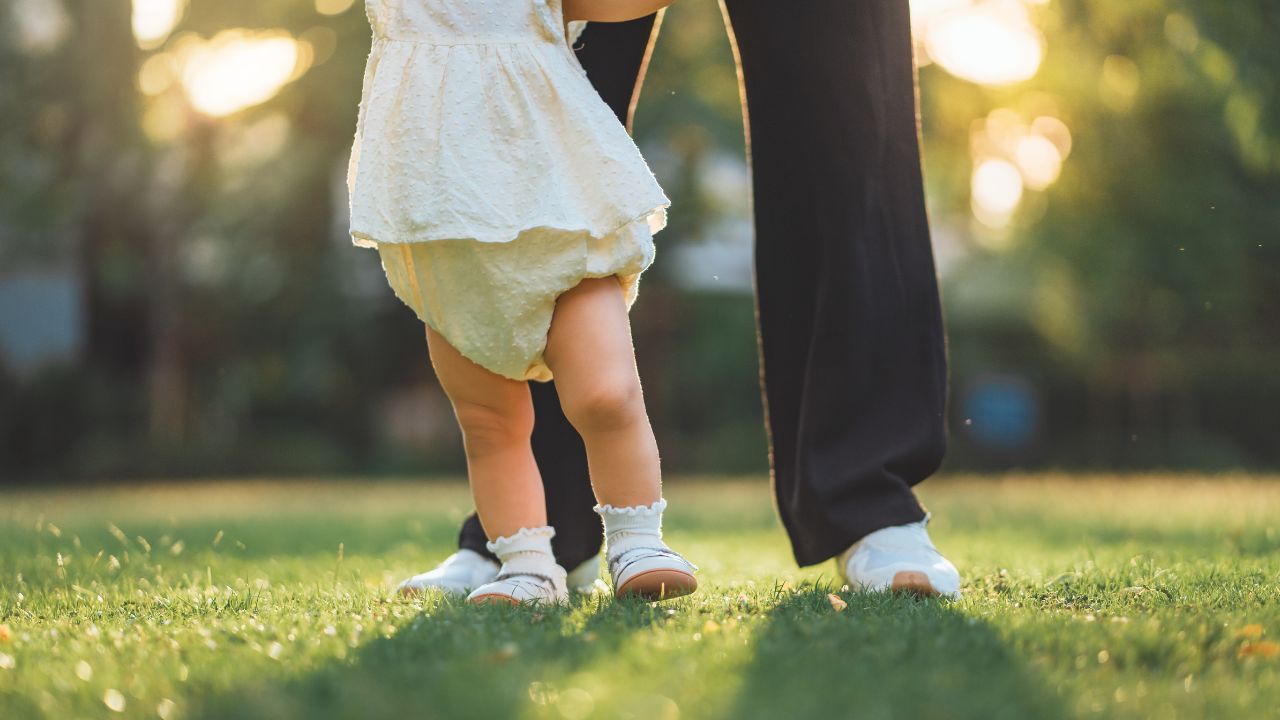 ファーストシューズはいつからいつまで？サイズの測り方や靴の選び方も紹介