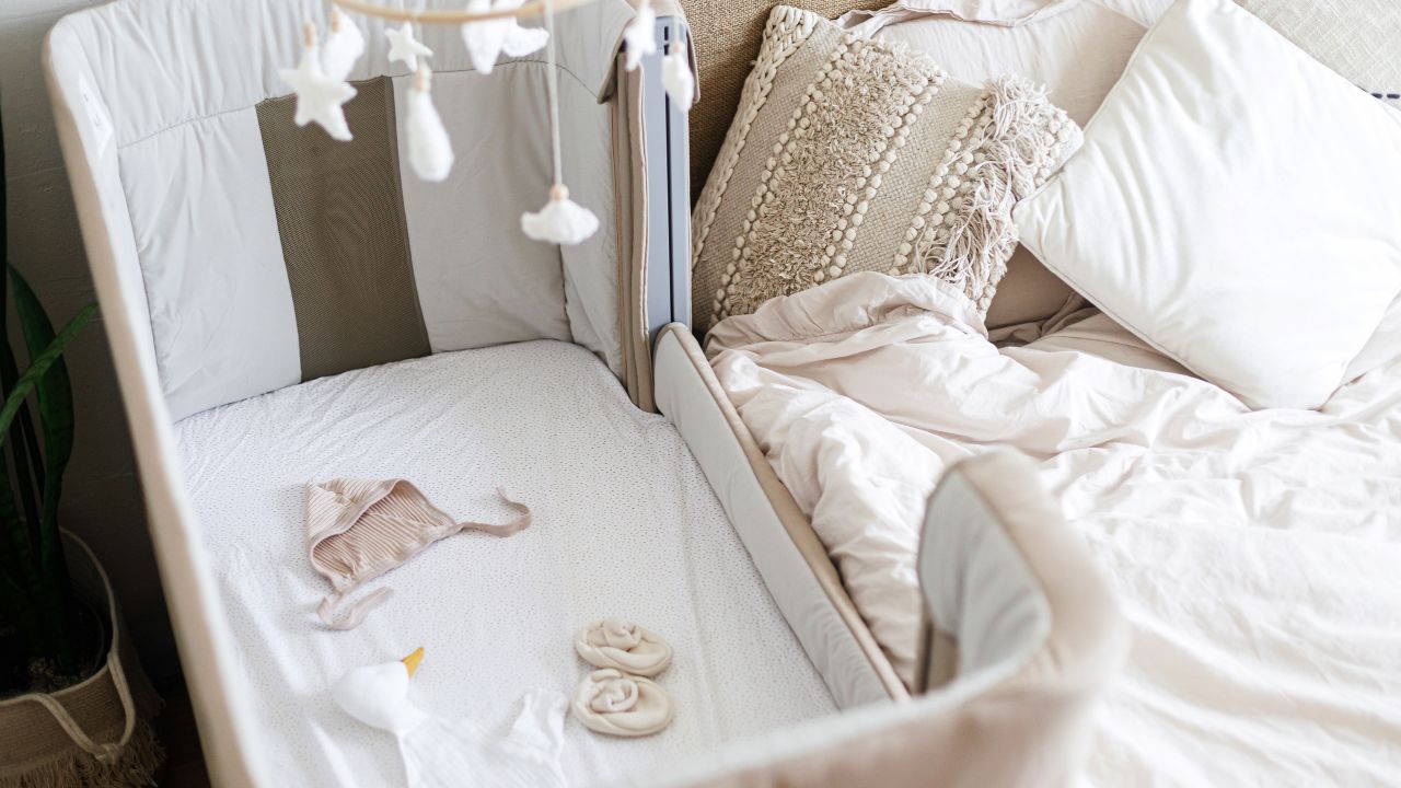 赤ちゃんと添い寝をする際に押さえておきたいポイント