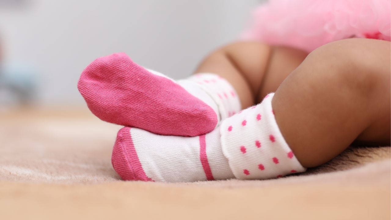 赤ちゃんの靴下はいつから履く？サイズの目安や選ぶポイントを紹介