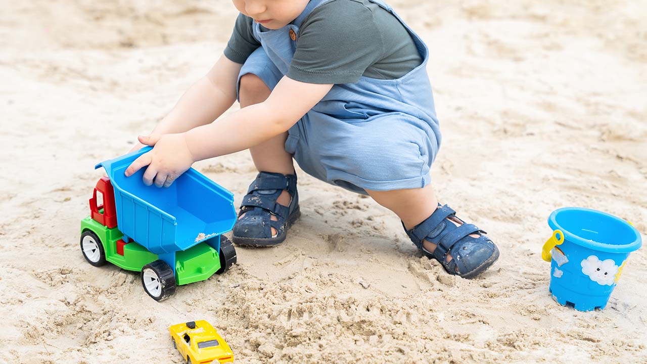 2歳児の発達目安は？イヤイヤ期の接し方やおすすめの遊びを解説