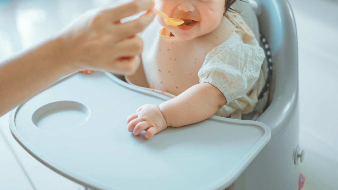 赤ちゃんの離乳食はいつから始める？進め方や避けるべき食材についても解説