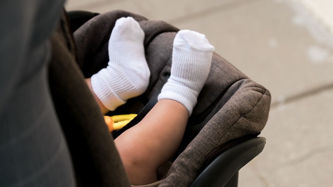 赤ちゃんの靴下はいつから履きはじめる？