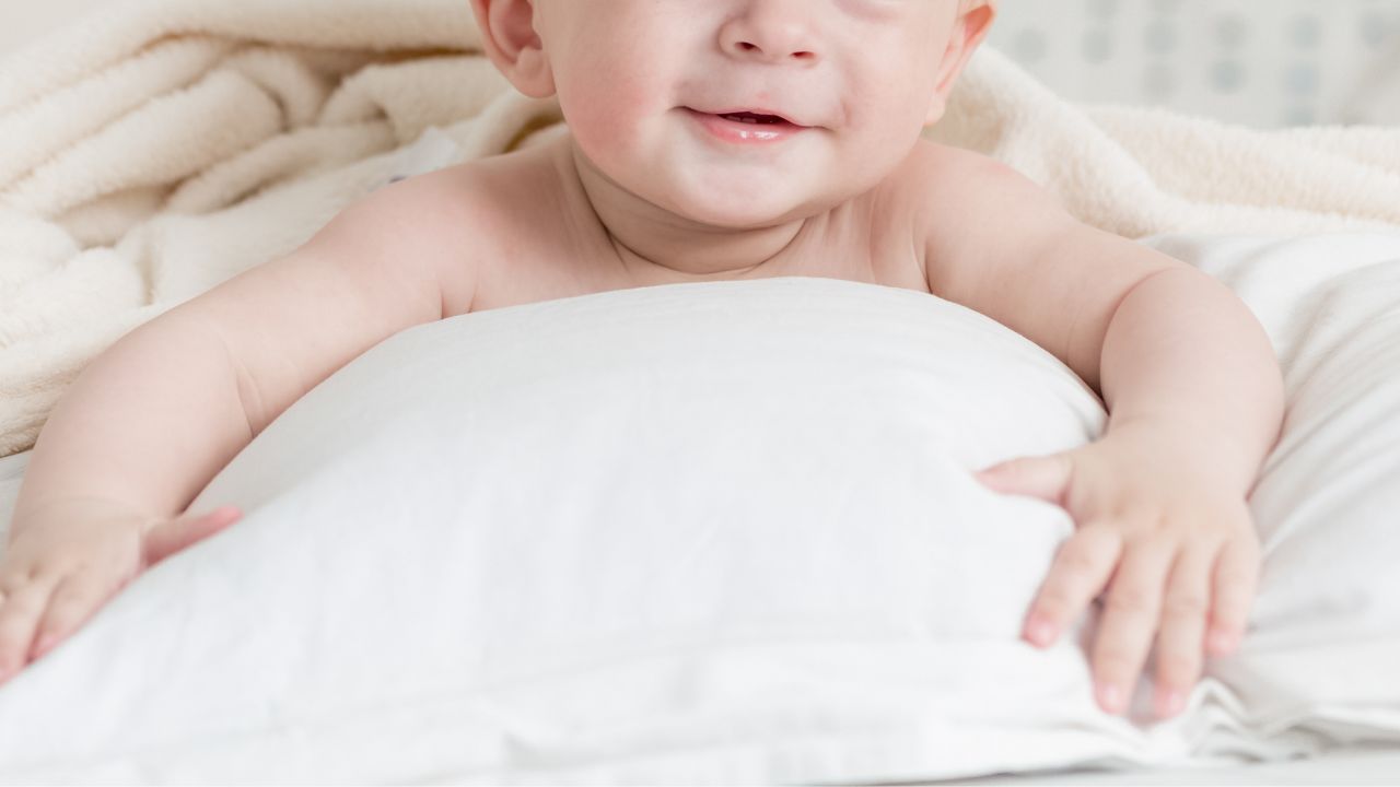 赤ちゃんの枕はいつから使う？