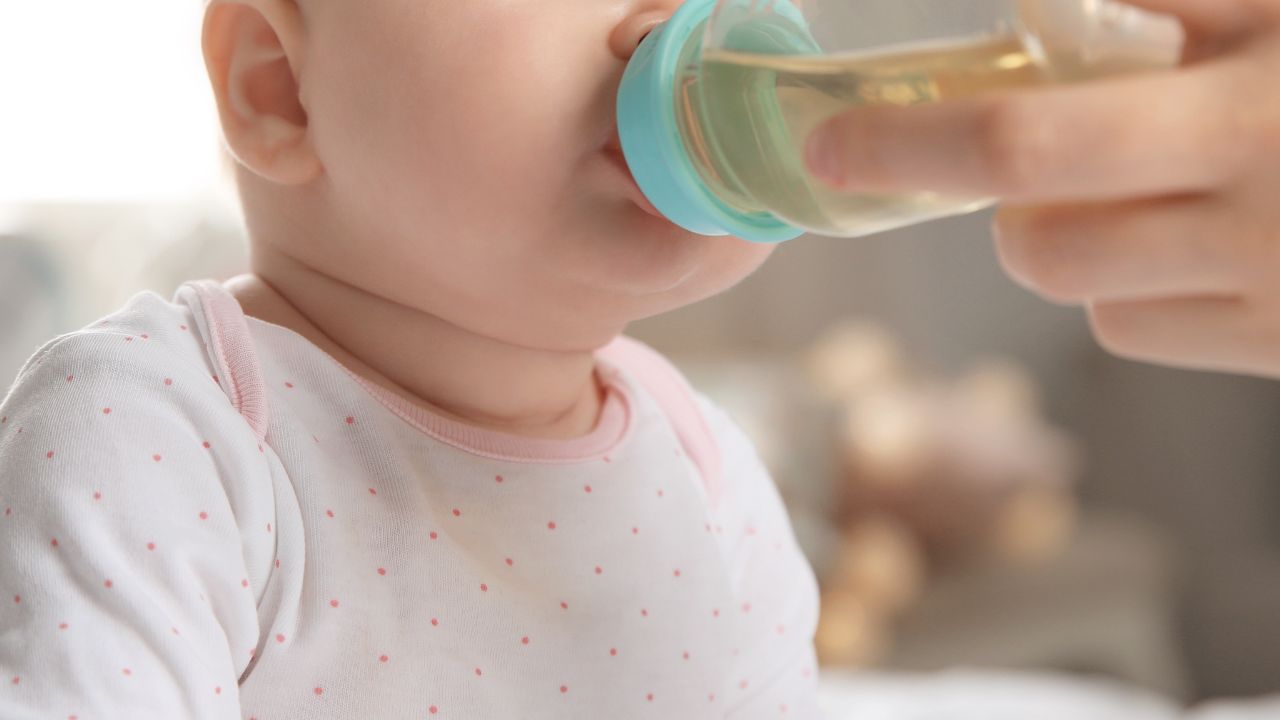 Q.赤ちゃんに麦茶はいつから飲ませても良いですか？