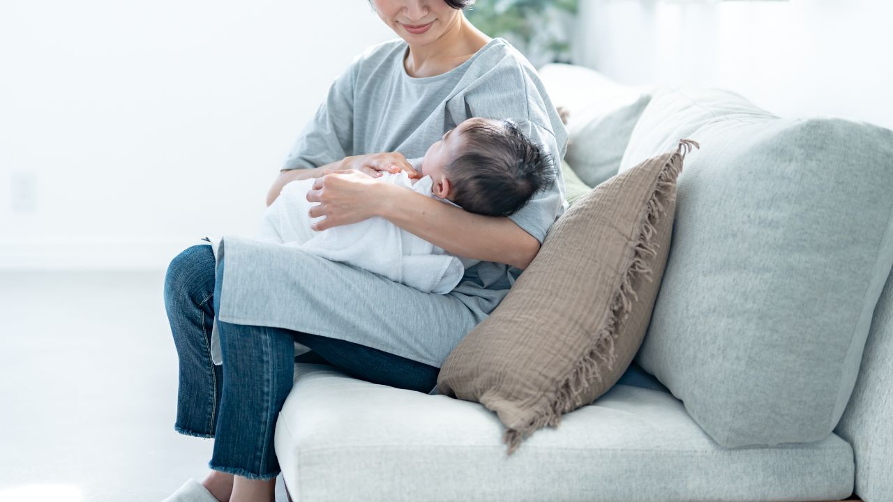 おくるみとは？巻き方の種類やいつまで使用できるのかを解説