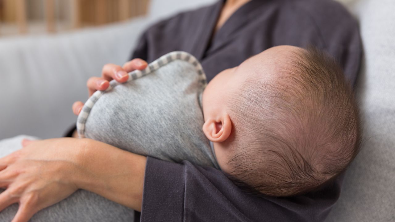 おくるみの巻き方をマスターして赤ちゃんを安心させよう