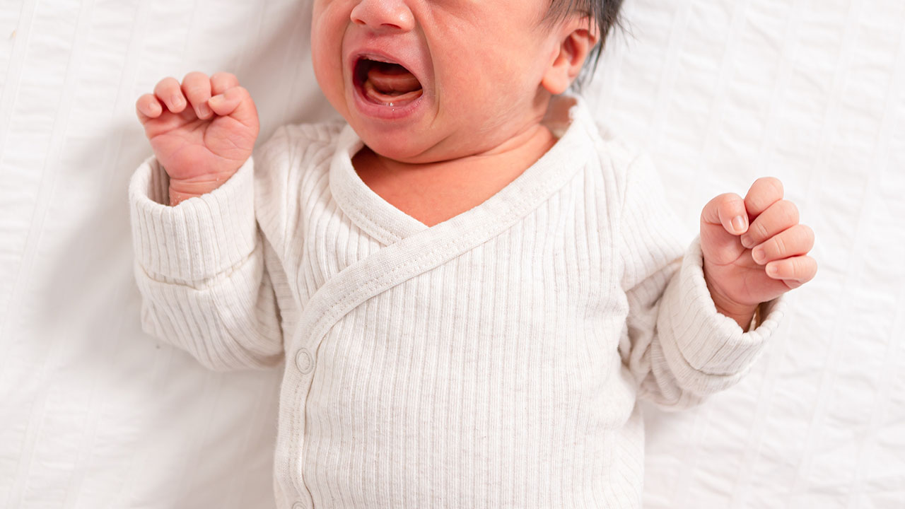 赤ちゃんが泣く理由は？原因別の対処法と注意が必要な泣き方を見分ける方法を紹介