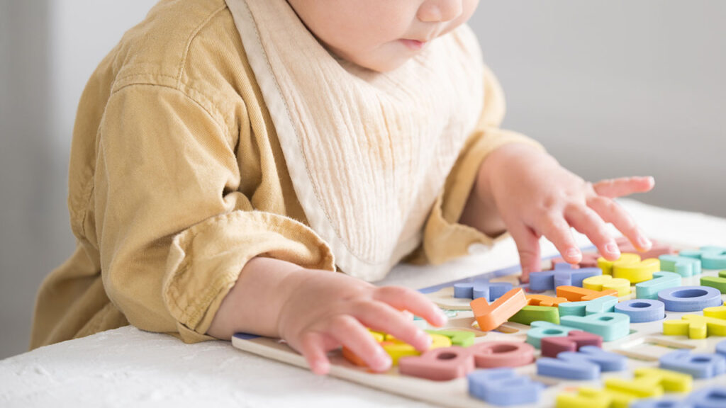 知育玩具とは？普通のおもちゃとの違いや年齢別の選び方、発達への効果を解説