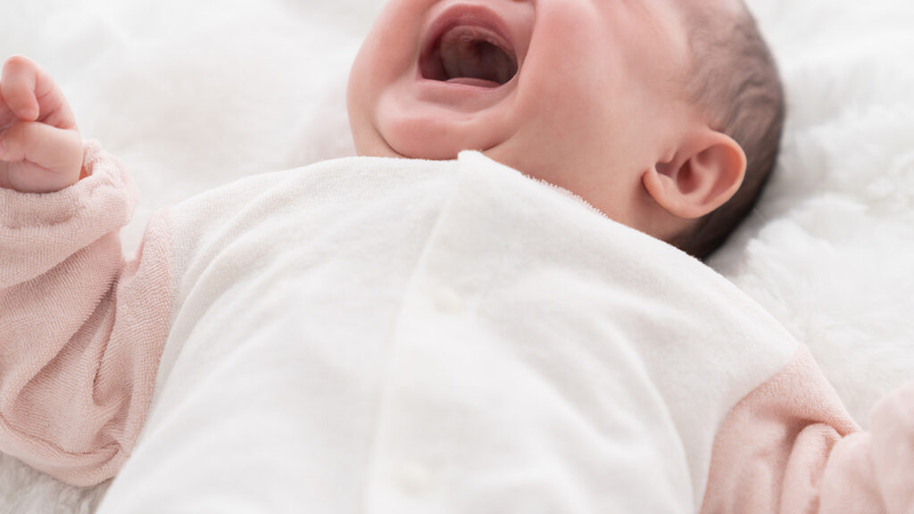 赤ちゃんの夜泣きはいつからいつまで？月齢別の目安と家庭でできる対策