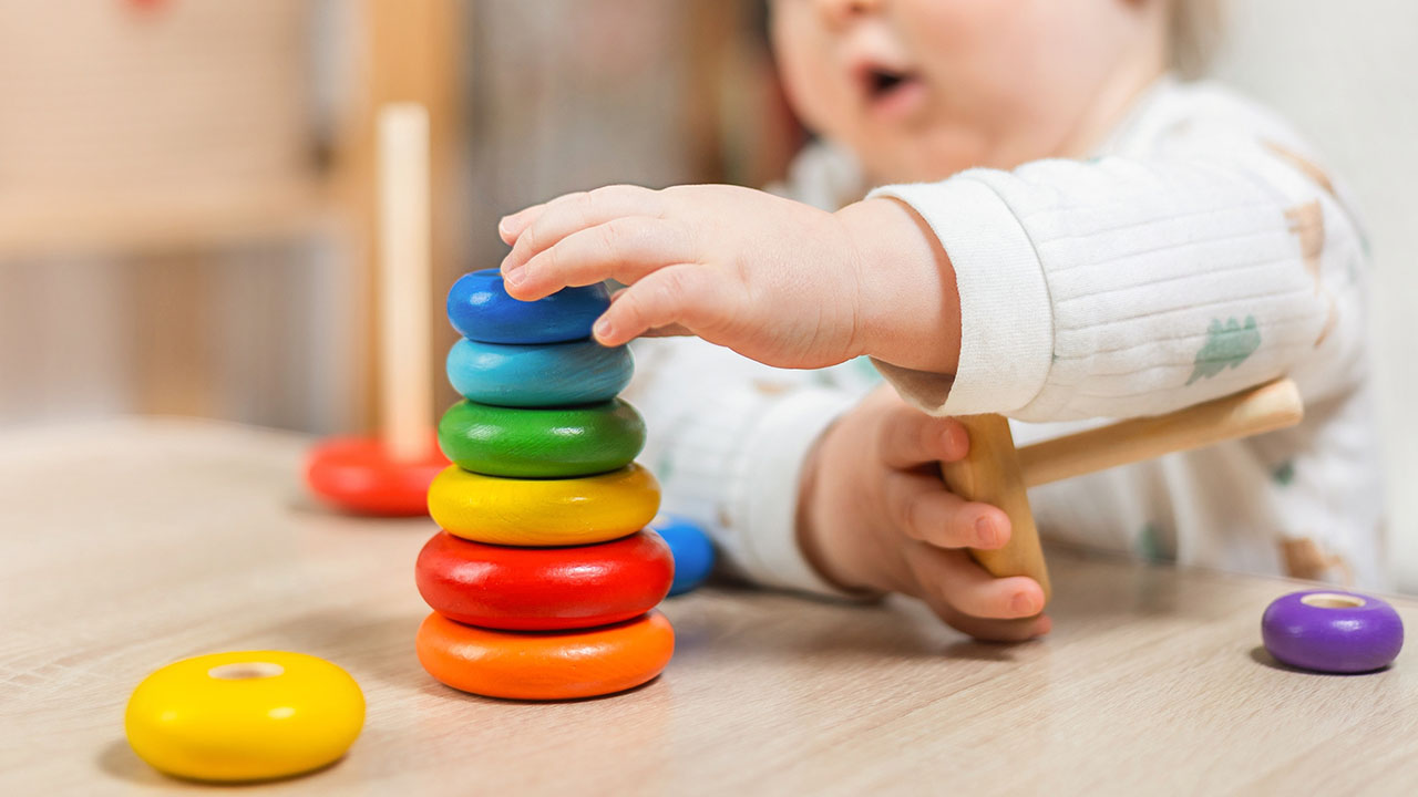 赤ちゃんの一人遊びは「いつから」よりも、その子のペースを大切にしよう